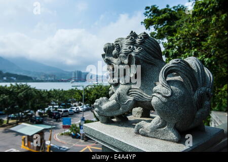 Stein-Löwen, die Überwachung des Danshui-Flusses von Guandu Tempel, Guandu, Taipei, Taiwan, Asien Stockfoto