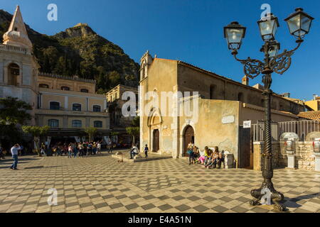 13. Jahrhundert Duomo und der Piazza IX April am Corso Umberto, Taormina, Provinz Catania, Sizilien, Italien Stockfoto