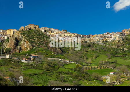 Cesaro, thront eine Stadt im nordwestlichen Hochland westlich von Ätna, Cesaro, Provinz Messina, Sizilien, Italien Stockfoto