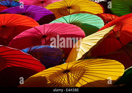 Sonnenschirme am Borsang Kunsthandwerk Dorf, Chiang Mai, Thailand, Südostasien, Asien Stockfoto