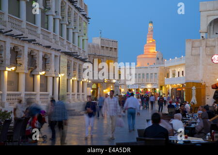 Souq Waqif mit Blick auf die beleuchtete Spirale Moschee des Nahen Ostens Kassem Darwish Fakhroo Islamic Centre, Doha, Katar, Stockfoto