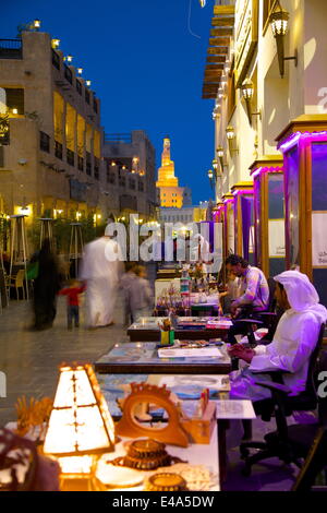 Souq Waqif mit Blick auf die beleuchtete Spirale Moschee des Nahen Ostens Kassem Darwish Fakhroo Islamic Centre, Doha, Katar, Stockfoto