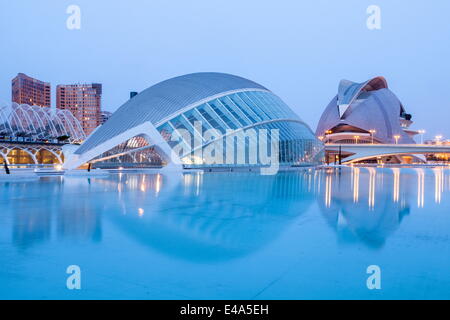 Die Hemsiferic und El Palau de Les Arts Reina Sofia in der Stadt der Künste und Wissenschaften in Valencia, Spanien Stockfoto