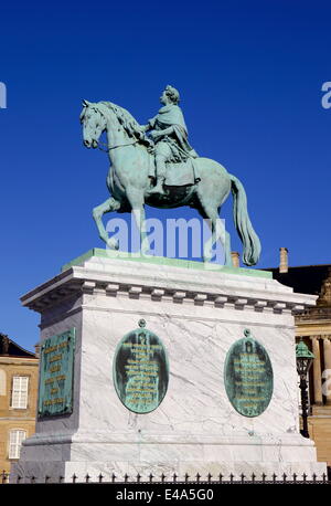 Statue von König Frederick V im Hof von Schloss Amalienborg in Kopenhagen, Dänemark, Skandinavien, Europa Stockfoto