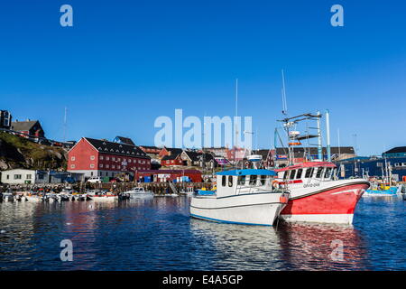 Kommerzielle Fischerei und Walfang Boote Linie beschäftigt Innenhafen in den Polarregionen der Stadt Ilulissat, Grönland, Stockfoto