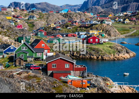 Blick auf die bunten Häuser in Sisimiut, Grönland, Polarregionen Stockfoto