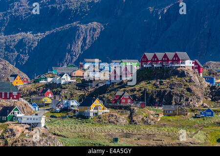 Blick auf die bunten Häuser in Sisimiut, Grönland, Polarregionen Stockfoto