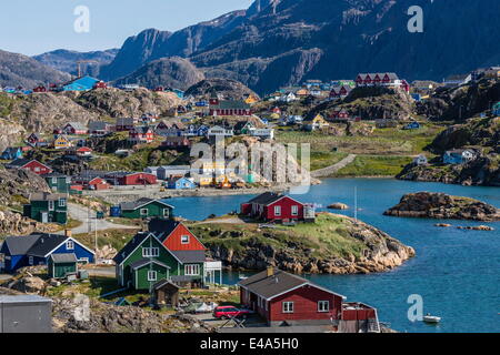 Blick auf die bunten Häuser in Sisimiut, Grönland, Polarregionen Stockfoto