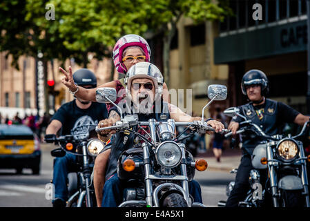 Barcelona, Spanien. 6. Juli begrüßen 2014:Motorcyclists, wenn sie an die "Grand Flaggenparade" von den Barcelona Harley Days teilnehmen. Bildnachweis: Matthi/Alamy Live-Nachrichten Stockfoto