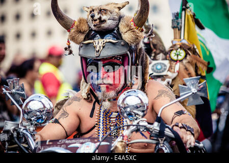 Barcelona, Spanien. 6. Juli 2014:A Motorradfahrer ist wie ein Indianer gekleidet, wie er während der "Barcelona Harley Days" Kredit mit seiner Kawasaki in der Grand-Fahnen-Parade teilnimmt: Matthi/Alamy Live-Nachrichten Stockfoto