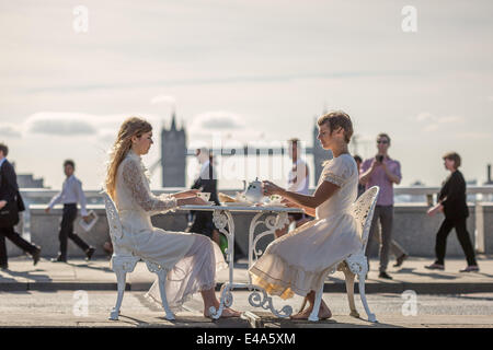 London, UK. 7. Juli 2014. Zwei Damen nehmen Sie Morgen Tee auf der Londoner Brücke in Großbritannien. Stockfoto