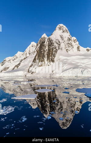 Transit durch den Lemaire-Kanal in schweren ersten Jahr Meer Eis, Antarktis, Polarregionen Stockfoto