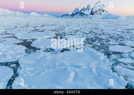 Transit durch den Lemaire-Kanal in schweren ersten Jahr Meer Eis, Antarktis, Polarregionen Stockfoto