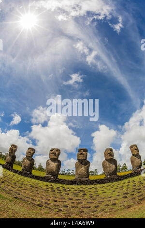 Sieben Moais am Ahu Akivi, der erste restaurierte Altar, Nationalpark Rapa Nui, UNESCO, Ostern Insel (Isla de Pascua), Chile Stockfoto