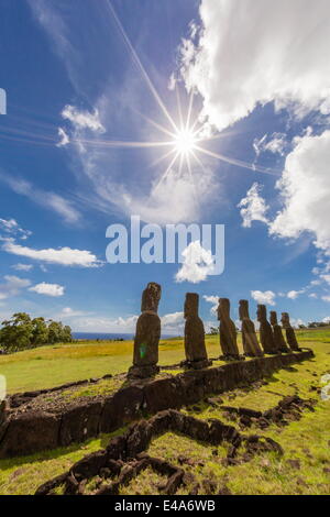 Sieben Moais am Ahu Akivi, der erste restaurierte Altar, Nationalpark Rapa Nui, UNESCO, Ostern Insel (Isla de Pascua), Chile Stockfoto