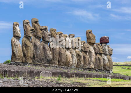 15 Moai restauriert Kultstätte der Ahu Tongariki, Nationalpark Rapa Nui, UNESCO, Ostern Insel (Isla de Pascua), Chile Stockfoto