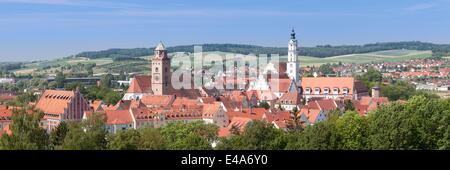 Donauworth mit Liebfrauenmunster Kirche und Wallfahrtskirche Heilig Kreuz, romantische Straße, Bayerisch-Schwaben, Bayern, Deutschland Stockfoto