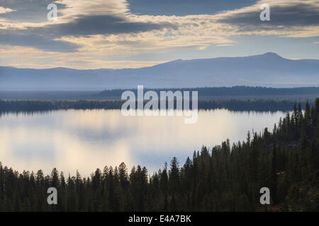 Jenny Lake vom Inspiration Point an einem dunstigen (Herbst) Herbsttag, Grand-Teton-Nationalpark, Wyoming, USA Stockfoto