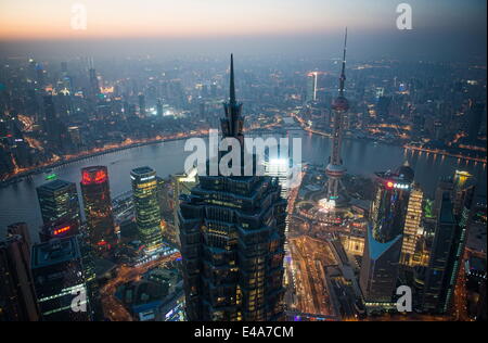 Shanghai Pudong mit Jin Mao Tower, Oriental Pearl Tower, Huangpu-Fluss und Puxi Stadtbild, Shanghai, China, Asien Stockfoto