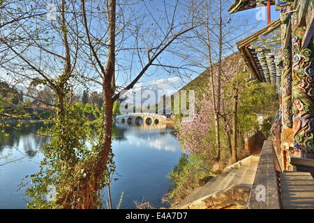 Bunte Yunnan Holzschnitzereien mit Suocui Brücke und Mond umarmen Pavillon, Lijiang, Yunnan, China, Asien Stockfoto