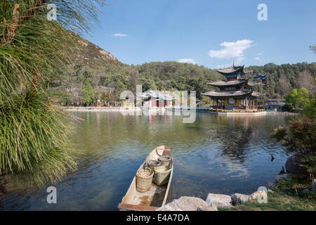 Jade Spring Park und Black Dragon Pool mit Boot tragen Weidenkörbe und Mond umarmen Pavillon, Lijiang, Yunnan, China Stockfoto