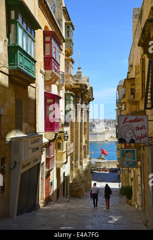 Steile Gasse mit Gallarija Balkonen, Valletta (Il-Belt Valletta), südlichen Hafenviertel, Malta Xlokk Region, Malta Stockfoto