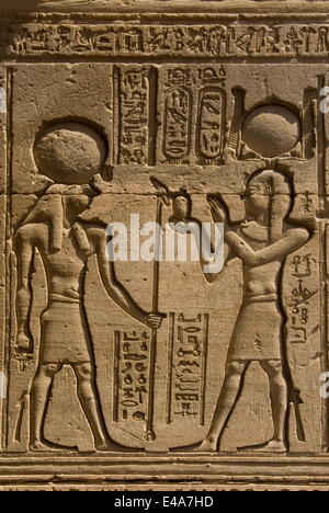 Dendera Nekropole, Qena, Niltal, Ägypten; Schnitzereien an der Außenwand der Tempel der Hathor Stockfoto