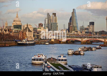 Skyline von London und die Themse von Waterloo Bridge, London, England, Vereinigtes Königreich, Europa Stockfoto