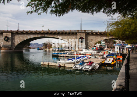 Lake Havasu City, Arizona, Usa, Boote und Marina mit London Bridge im Hintergrund, Stockfoto