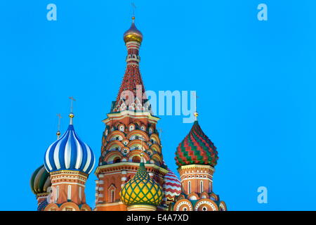 Zwiebeltürme der Basilius Kathedrale auf dem Roten Platz beleuchtet in der Nacht, UNESCO-Weltkulturerbe, Moskau, Russland, Europa Stockfoto