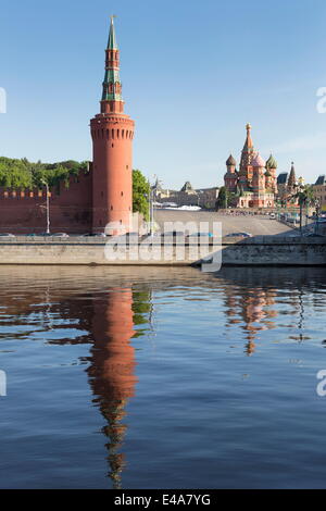 Der Fluss Moskwa mit dem Kreml und Basilius Kathedrale, UNESCO-Weltkulturerbe, Moskau, Russland, Europa Stockfoto