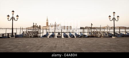 Gondeln vor Anker in der Lagune, San Giorgio Maggiore über Riva Degli Schiavoni, Venedig, UNESCO, Veneto, Italien Stockfoto