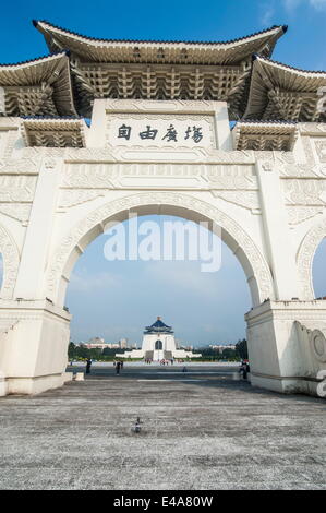 Riesiges Tor vor dem Chiang Kai-Shek Memorial Hall, Taipei, Taiwan, Asien Stockfoto