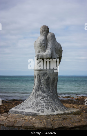 Vigil-Skulptur von Ciaran O'Brien, der Memorial Trail am Kilmore Quay, trauernde Ehepaar gegenseitig Blick auf das Meer Stockfoto