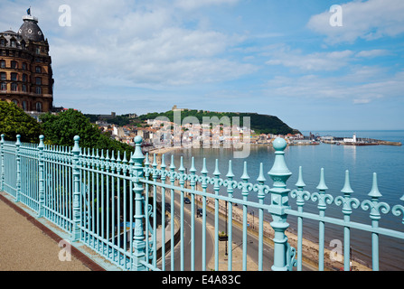 Blick auf den South Bay Beach von der Spa Bridge im Sommer Scarborough North Yorkshire England Großbritannien Großbritannien Großbritannien Großbritannien Großbritannien Großbritannien Großbritannien Großbritannien Großbritannien Großbritannien Großbritannien Großbritannien Großbritannien Großbritannien Großbritannien Stockfoto