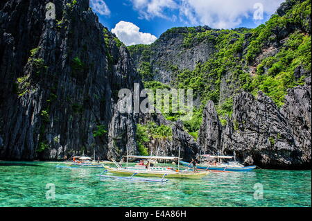 Auslegerboote im Kristall klares Wasser im Bacuit Archipel, Palawan, Philippinen, Südostasien, Asien Stockfoto