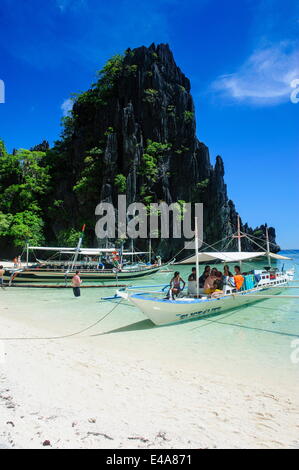 Auslegerboote auf einer sandigen Bucht im Bacuit Archipel, Palawan, Philippinen, Südostasien, Asien Stockfoto