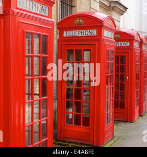 Reihe von roten Telefonzellen Design von Sir Giles Gilbert Scott, in der Nähe von Covent Garden, London, England, Vereinigtes Königreich, Europa Stockfoto