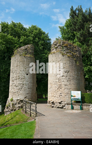 East Gate Eingang zu den Ruinen der Burg im Sommer Knaresborough North Yorkshire England Großbritannien GB Großbritannien Stockfoto