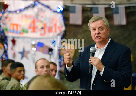 US-Senator Lindsey Graham spricht mit Truppen während eines Besuchs der Unabhängigkeitstag 4. Juli 2014 in Bagram Air Field, Afghanistan. Graham und Senator John McCain hat mehrere Haltestellen, Service-Mitglieder in Afghanistan zu besuchen. Stockfoto