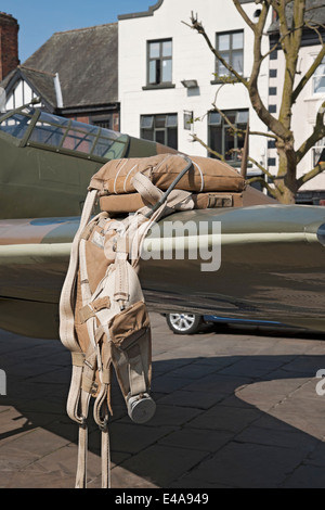 WW2 Fallschirm auf dem Flügel des Replik Flugzeug York North Yorkshire England UK United Kingdom GB Great Britain Stockfoto