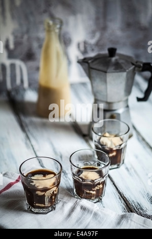 Brille von Affogato Alla Zabaione, kann Flasche Zabaione und Espresso auf Holztisch Stockfoto