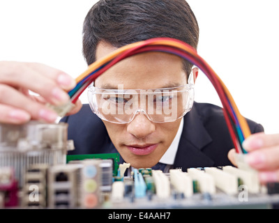 Mann Befestigung computer Stockfoto