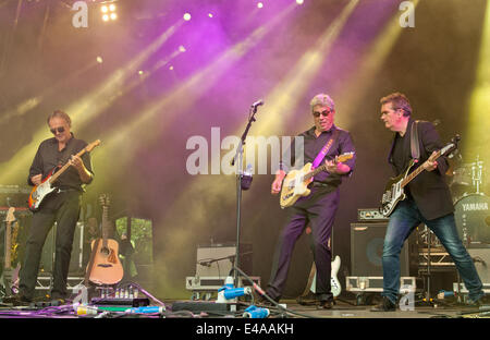 Großen Tew, Oxfordshire, Vereinigtes Königreich. 6. Juli 2014. 10cc führen auf der Hauptbühne des diesjährigen Cornbury Festivals. Stockfoto