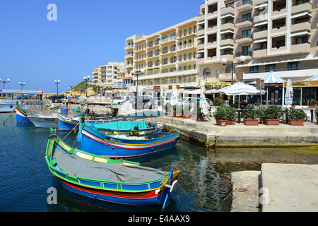 Luzzu Boote im Hafen, Marsalforn, Gozo (Ghawdex), Gozo und Comino Bezirk, Gozo Region, Republik Malta Stockfoto
