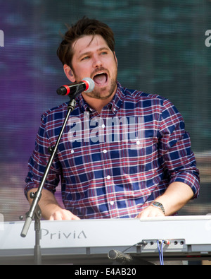 Roy Stride von Scouting for Girls führt auf der Bühne British Summer Time Festival im Hyde Park am 6. Juli 2014 in London, Stockfoto