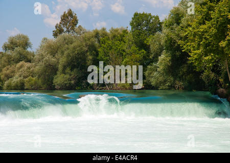 Wasserfall Fluss Manavgat Türkei Seite Schweller Tag sonnige Natur Landschaft grün türkis Sommerberge fließen Schaum Lärm fallen in Stockfoto