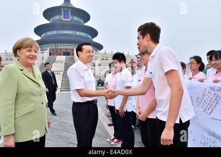 Peking, China. 7. Juli 2014. Der chinesische Ministerpräsident Li Keqiang und besucht Bundeskanzlerin Angela Merkel treffen mit Jugendlichen, die Teilnahme an der Abschlussveranstaltung des Programms "das Jahr der Sprachen" zwischen China und Deutschland, eine Initiative soll die beiden Völkern zu fördern, die Sprache des anderen, an der Temple of Heaven, einer berühmten Aussichtspunkt in Peking, Hauptstadt von China, 7. Juli 2014 zu studieren. Bildnachweis: Li Tao/Xinhua/Alamy Live-Nachrichten Stockfoto