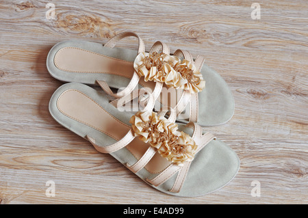 Turnschuhe Hausschuhe Beige Sommer Frauen niedrig schön lässig Closeup Hintergrundfarbe bunte bunten ausgeschnittenen Ausschnitt Eleganz el Stockfoto