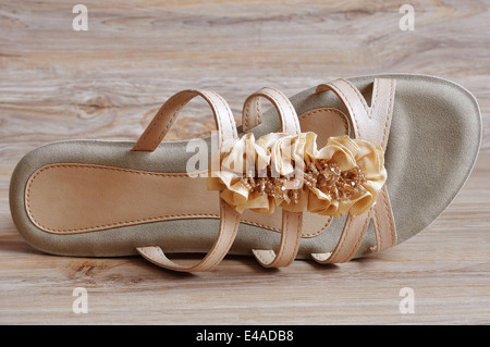 Turnschuhe Hausschuhe Beige Sommer Frauen niedrig schön lässig Closeup Hintergrundfarbe bunte bunten ausgeschnittenen Ausschnitt Eleganz el Stockfoto